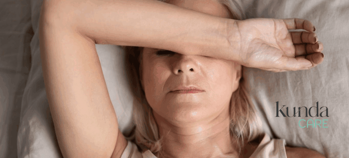 mulher com mais de 40 anos com insônia durante a menopausa